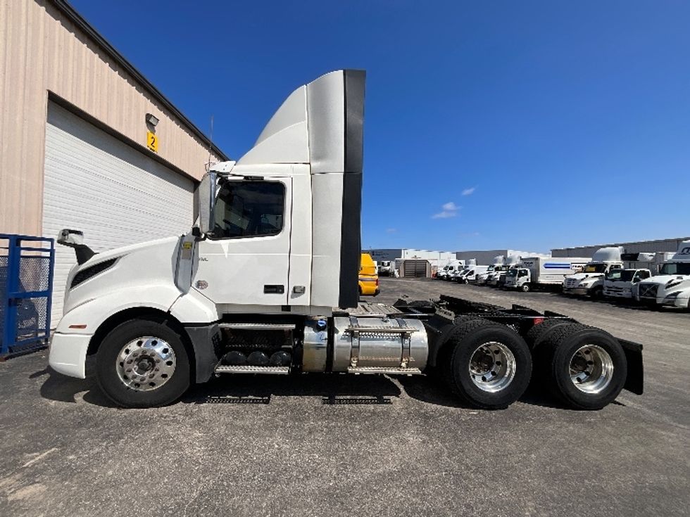 Day Cab Tractor-Heavy Duty Tractors-Volvo-2019-VNL64T300-Cambridge-ON-413,270\n\t\tkm-$ 48,500 - Image 4
