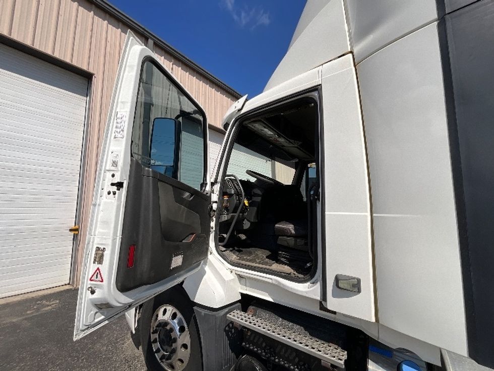 Day Cab Tractor-Heavy Duty Tractors-Volvo-2019-VNL64T300-Cambridge-ON-413,270\n\t\tkm-$ 48,500 - Image 9