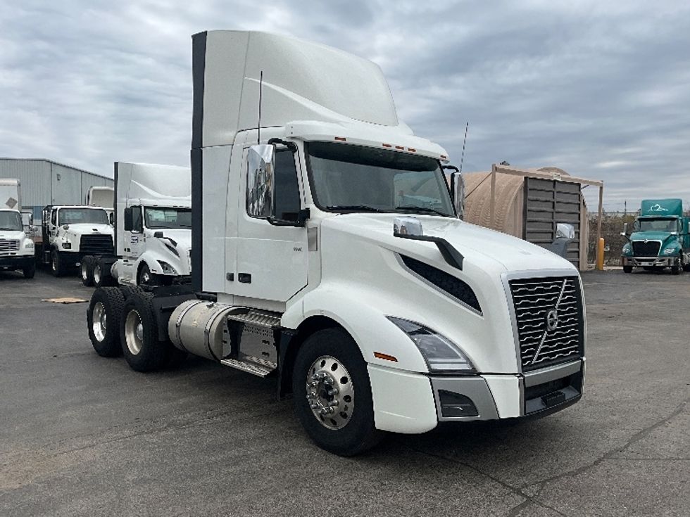 Day Cab Tractor-Heavy Duty Tractors-Volvo-2019-VNL64T300-Cambridge-ON-639,729\n\t\tkm-$ 41,250 - Image 1