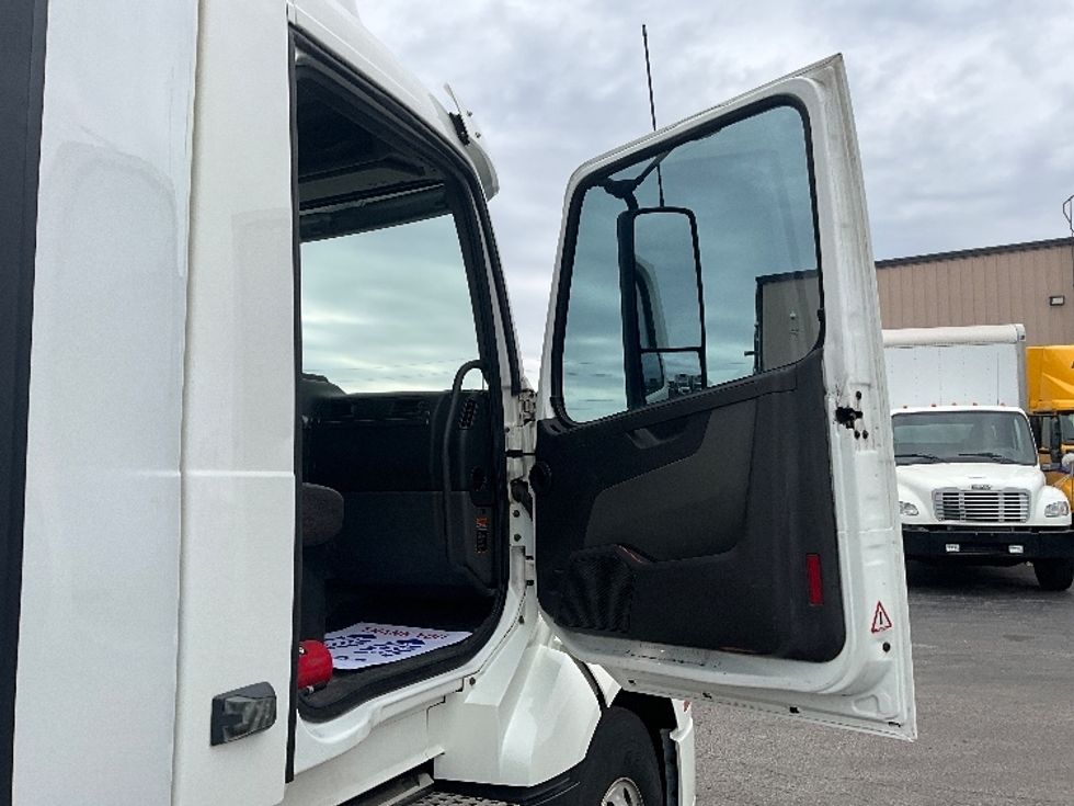 Day Cab Tractor-Heavy Duty Tractors-Volvo-2019-VNL64T300-Cambridge-ON-639,729\n\t\tkm-$ 41,250 - Image 12