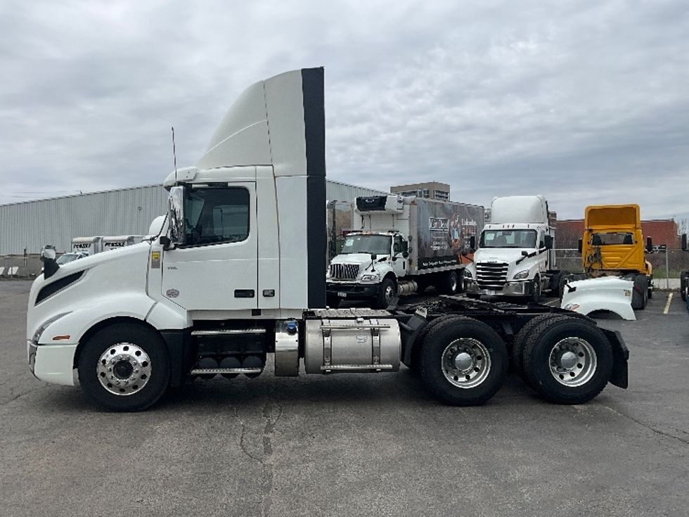 Day Cab Tractor-Heavy Duty Tractors-Volvo-2019-VNL64T300-Cambridge-ON-639,729\n\t\tkm-$ 41,250 - Image 4