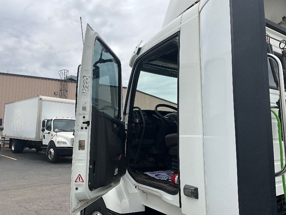 Day Cab Tractor-Heavy Duty Tractors-Volvo-2019-VNL64T300-Cambridge-ON-639,729\n\t\tkm-$ 41,250 - Image 9