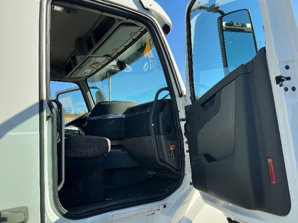Day Cab Tractor-Heavy Duty Tractors-Volvo-2019-VNL64T300-Conway-SC-343,180\n\t\tmiles-$ 51,250 - Image 12