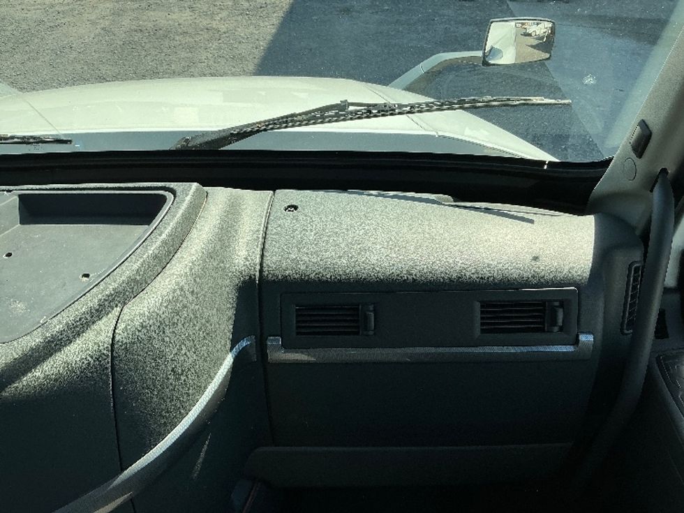 Day Cab Tractor-Heavy Duty Tractors-Volvo-2019-VNL64T300-Conway-SC-343,180\n\t\tmiles-$ 51,250 - Image 13