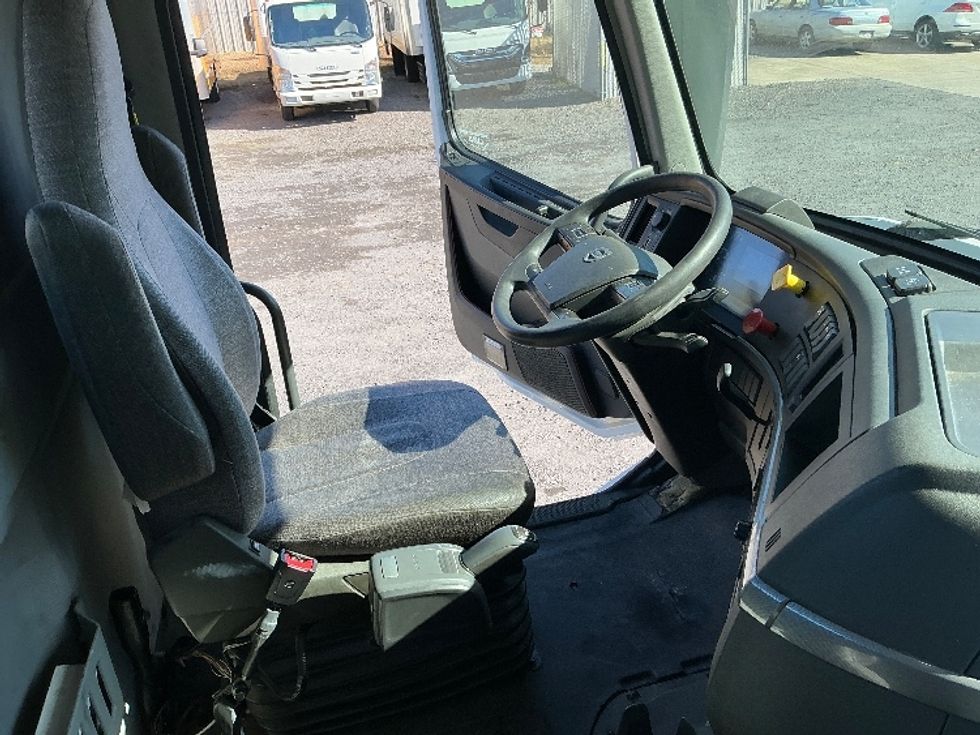 Day Cab Tractor-Heavy Duty Tractors-Volvo-2019-VNL64T300-Conway-SC-343,180\n\t\tmiles-$ 51,250 - Image 14