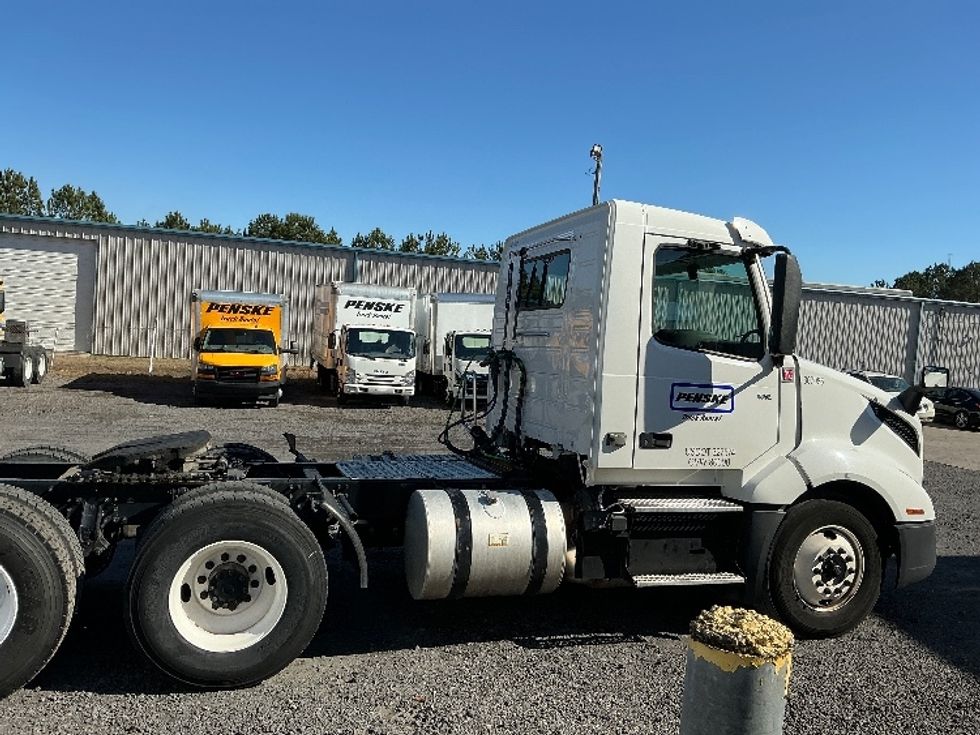Day Cab Tractor-Heavy Duty Tractors-Volvo-2019-VNL64T300-Conway-SC-343,180\n\t\tmiles-$ 51,250 - Image 8