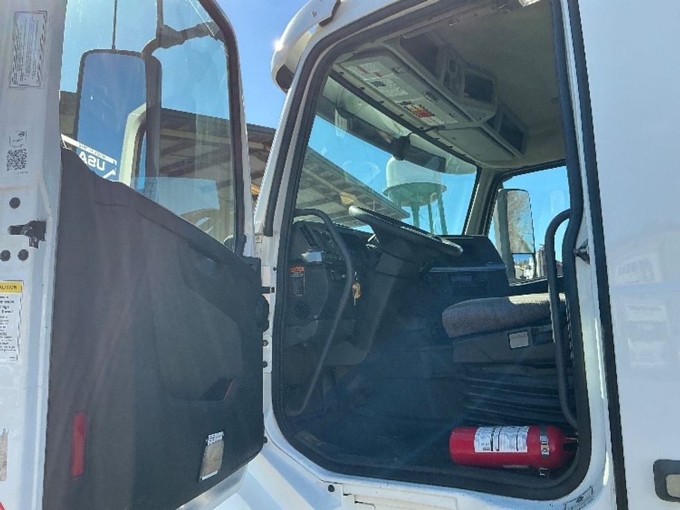 Day Cab Tractor-Heavy Duty Tractors-Volvo-2019-VNL64T300-Conway-SC-343,180\n\t\tmiles-$ 51,250 - Image 9