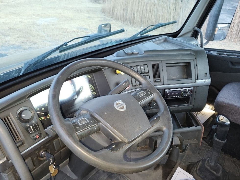 Day Cab Tractor-Heavy Duty Tractors-Volvo-2019-VNL64T300-Coxsackie-NY-384,049\n\t\tmiles-$ 40,250 - Image 10