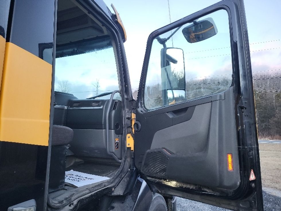 Day Cab Tractor-Heavy Duty Tractors-Volvo-2019-VNL64T300-Coxsackie-NY-384,049\n\t\tmiles-$ 40,250 - Image 12