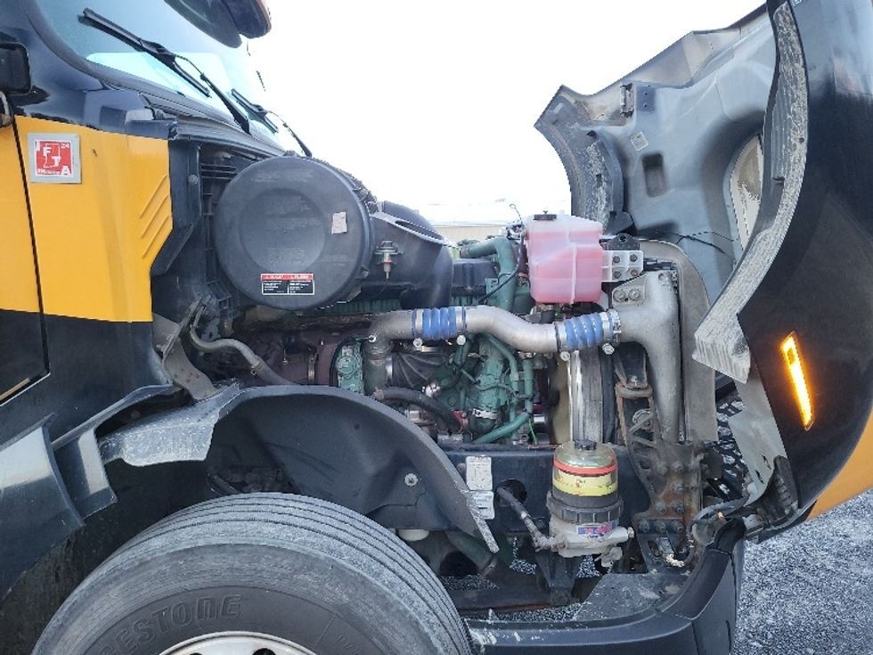 Day Cab Tractor-Heavy Duty Tractors-Volvo-2019-VNL64T300-Coxsackie-NY-384,049\n\t\tmiles-$ 40,250 - Image 15