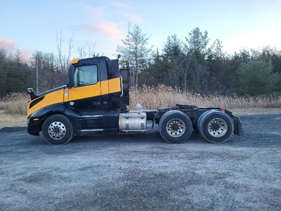 Day Cab Tractor-Heavy Duty Tractors-Volvo-2019-VNL64T300-Coxsackie-NY-384,049\n\t\tmiles-$ 40,250 - Image 4