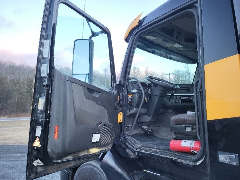 Day Cab Tractor-Heavy Duty Tractors-Volvo-2019-VNL64T300-Coxsackie-NY-384,049\n\t\tmiles-$ 40,250 - Image 9