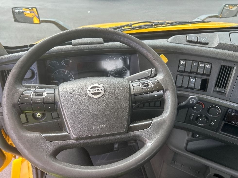 Day Cab Tractor-Heavy Duty Tractors-Volvo-2019-VNL64T300-Cranbury-NJ-199,813\n\t\tmiles-$ 50,000 - Image 11