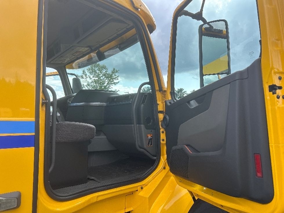Day Cab Tractor-Heavy Duty Tractors-Volvo-2019-VNL64T300-Cranbury-NJ-199,813\n\t\tmiles-$ 50,000 - Image 12