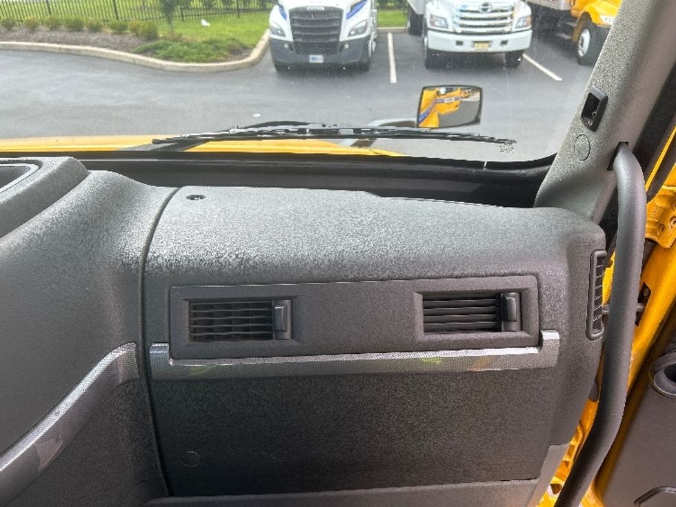 Day Cab Tractor-Heavy Duty Tractors-Volvo-2019-VNL64T300-Cranbury-NJ-199,813\n\t\tmiles-$ 50,000 - Image 13