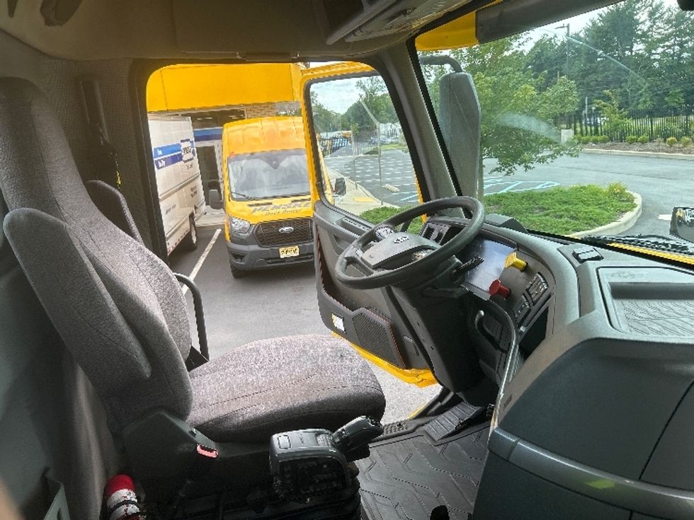 Day Cab Tractor-Heavy Duty Tractors-Volvo-2019-VNL64T300-Cranbury-NJ-199,813\n\t\tmiles-$ 50,000 - Image 14
