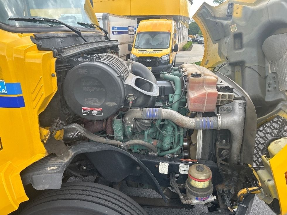 Day Cab Tractor-Heavy Duty Tractors-Volvo-2019-VNL64T300-Cranbury-NJ-199,813\n\t\tmiles-$ 50,000 - Image 15
