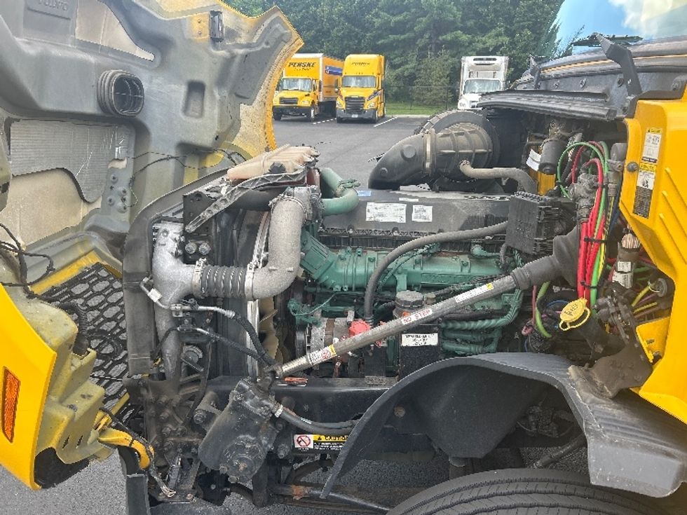 Day Cab Tractor-Heavy Duty Tractors-Volvo-2019-VNL64T300-Cranbury-NJ-199,813\n\t\tmiles-$ 50,000 - Image 16