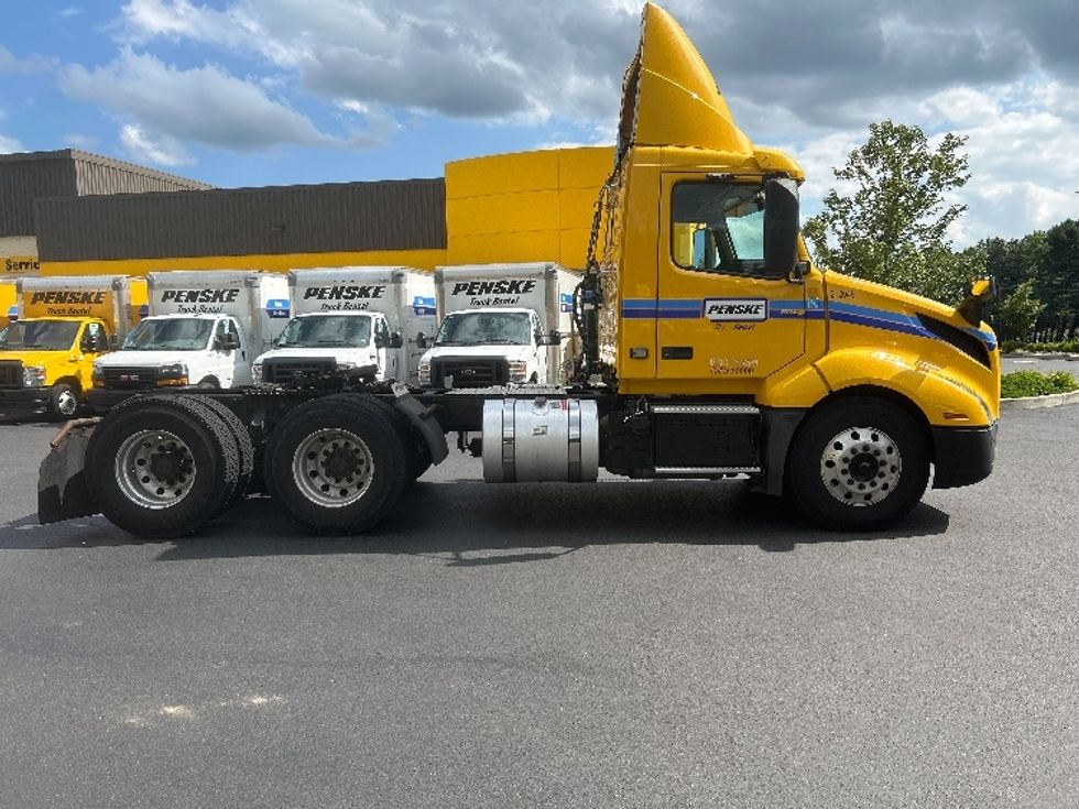 Day Cab Tractor-Heavy Duty Tractors-Volvo-2019-VNL64T300-Cranbury-NJ-199,813\n\t\tmiles-$ 50,000 - Image 8