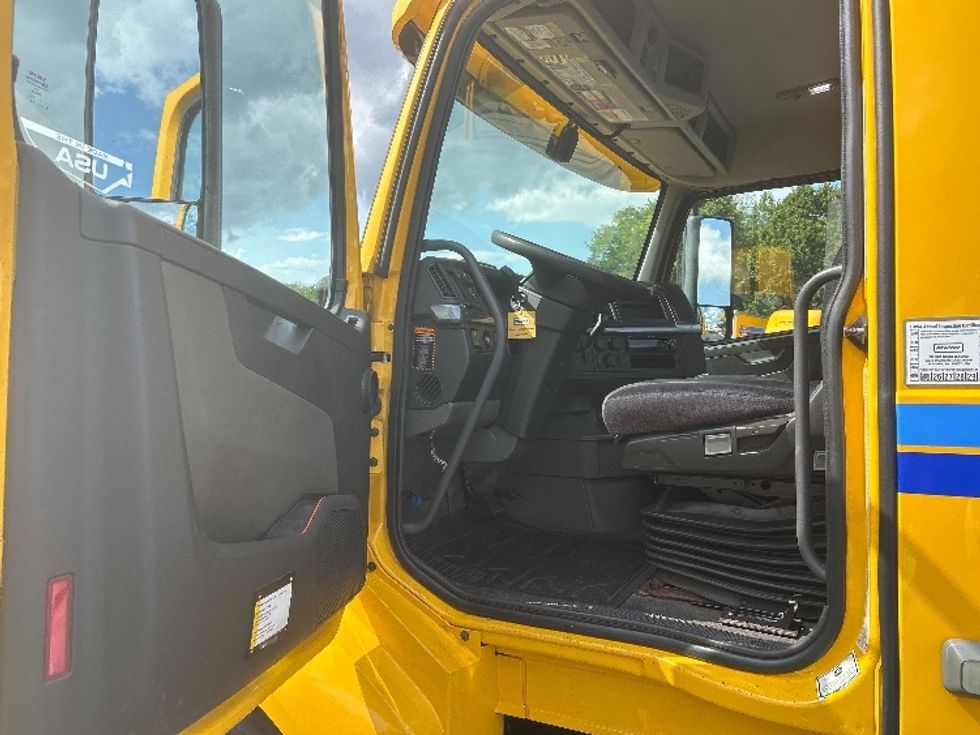 Day Cab Tractor-Heavy Duty Tractors-Volvo-2019-VNL64T300-Cranbury-NJ-199,813\n\t\tmiles-$ 50,000 - Image 9