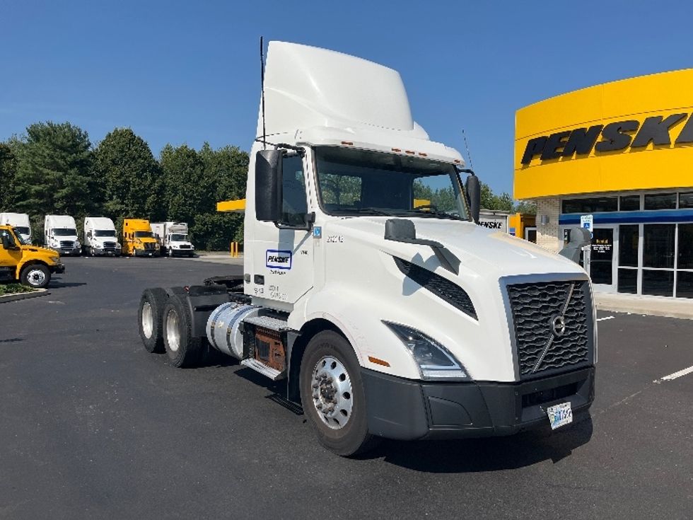 Day Cab Tractor-Heavy Duty Tractors-Volvo-2019-VNL64T300-Cranbury-NJ-246,385\n\t\tmiles-$ 51,250 - Image 1
