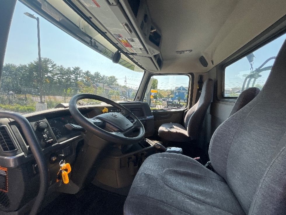 Day Cab Tractor-Heavy Duty Tractors-Volvo-2019-VNL64T300-Cranbury-NJ-246,385\n\t\tmiles-$ 51,250 - Image 10