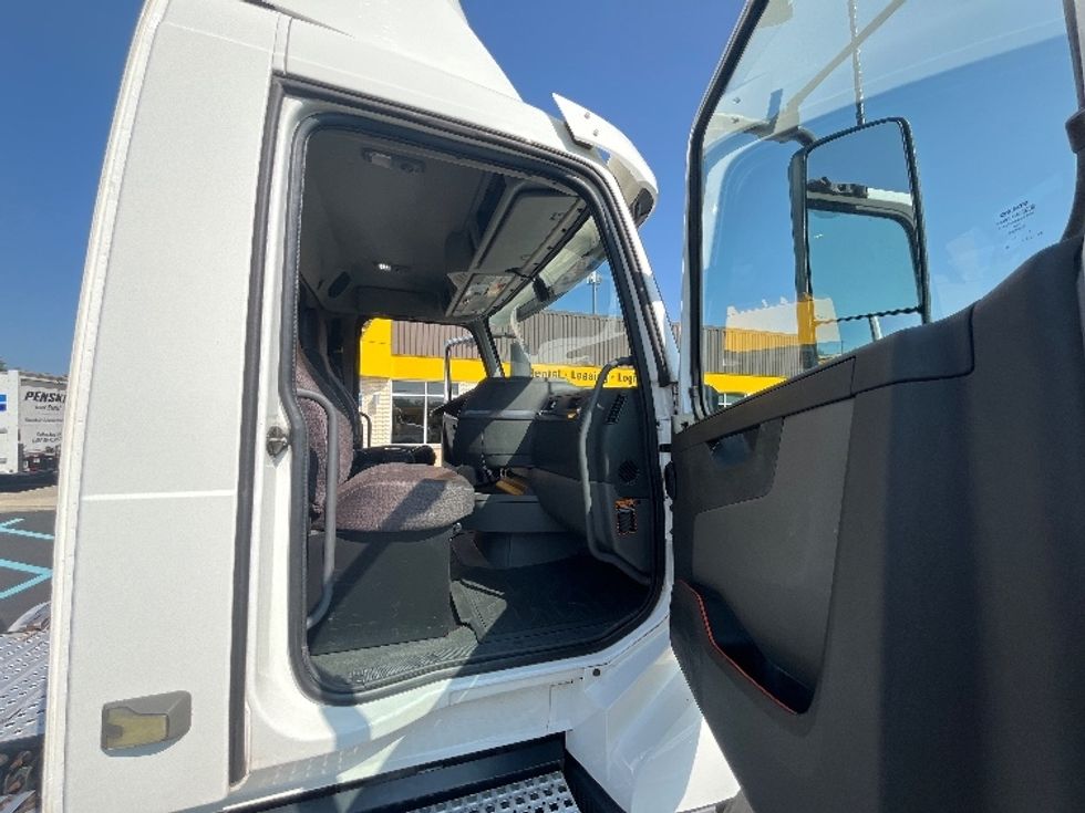 Day Cab Tractor-Heavy Duty Tractors-Volvo-2019-VNL64T300-Cranbury-NJ-246,385\n\t\tmiles-$ 51,250 - Image 12