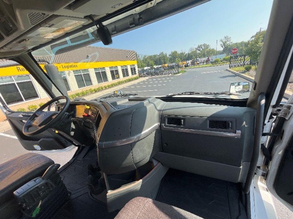 Day Cab Tractor-Heavy Duty Tractors-Volvo-2019-VNL64T300-Cranbury-NJ-246,385\n\t\tmiles-$ 51,250 - Image 13
