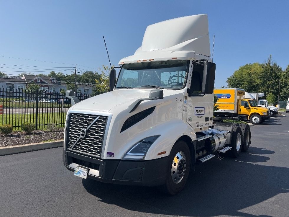Day Cab Tractor-Heavy Duty Tractors-Volvo-2019-VNL64T300-Cranbury-NJ-246,385\n\t\tmiles-$ 51,250 - Image 3