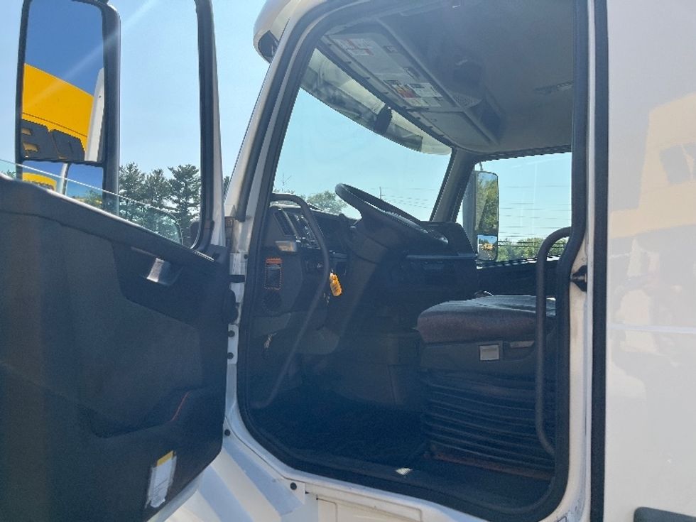Day Cab Tractor-Heavy Duty Tractors-Volvo-2019-VNL64T300-Cranbury-NJ-246,385\n\t\tmiles-$ 51,250 - Image 9
