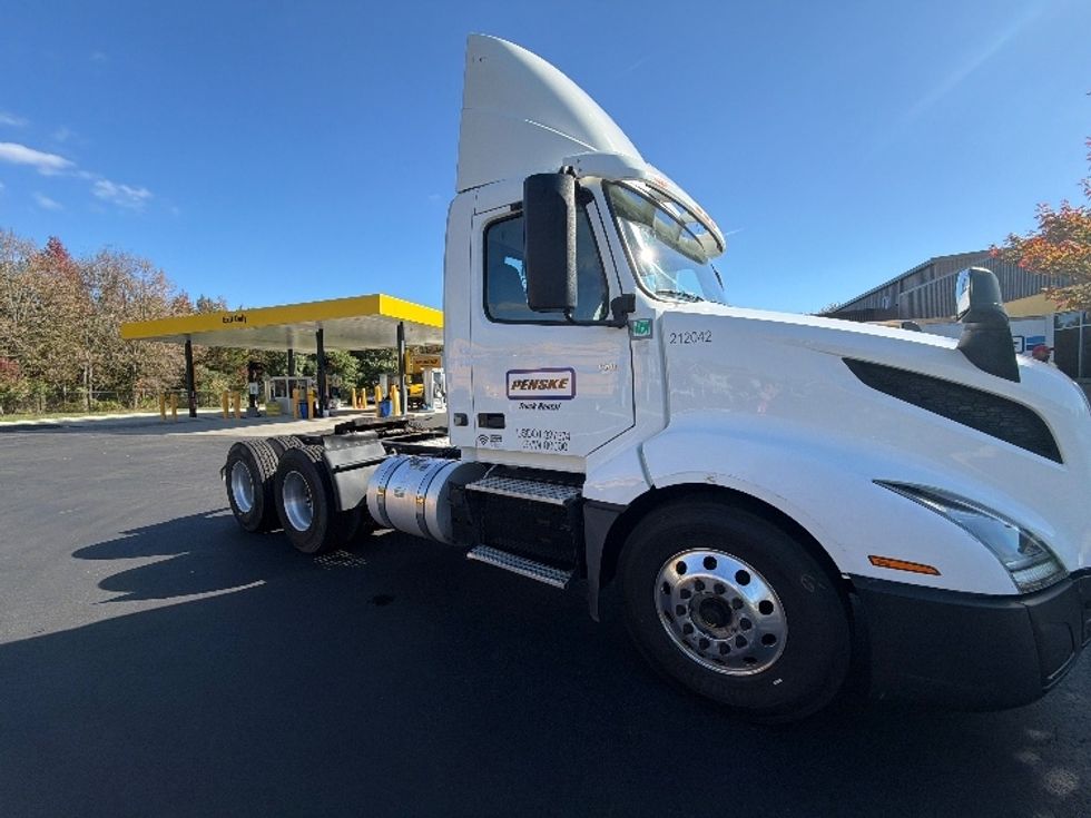Day Cab Tractor-Heavy Duty Tractors-Volvo-2019-VNL64T300-Cranbury-NJ-269,835\n\t\tmiles-$ 49,250 - Image 1