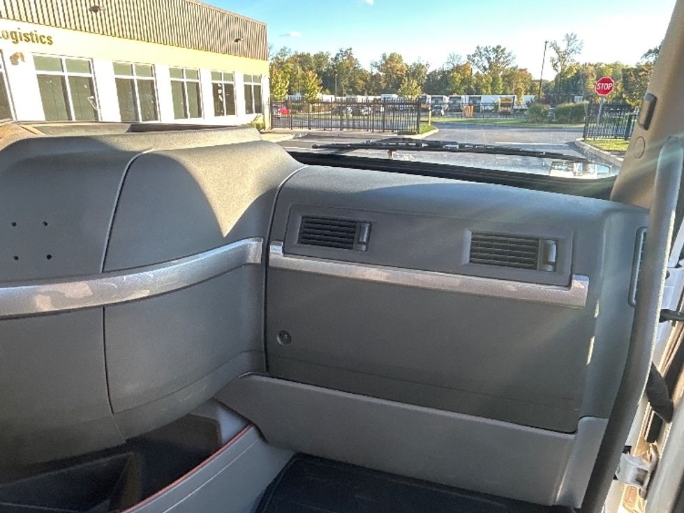 Day Cab Tractor-Heavy Duty Tractors-Volvo-2019-VNL64T300-Cranbury-NJ-269,835\n\t\tmiles-$ 49,250 - Image 12