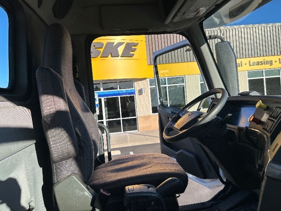 Day Cab Tractor-Heavy Duty Tractors-Volvo-2019-VNL64T300-Cranbury-NJ-269,835\n\t\tmiles-$ 49,250 - Image 13