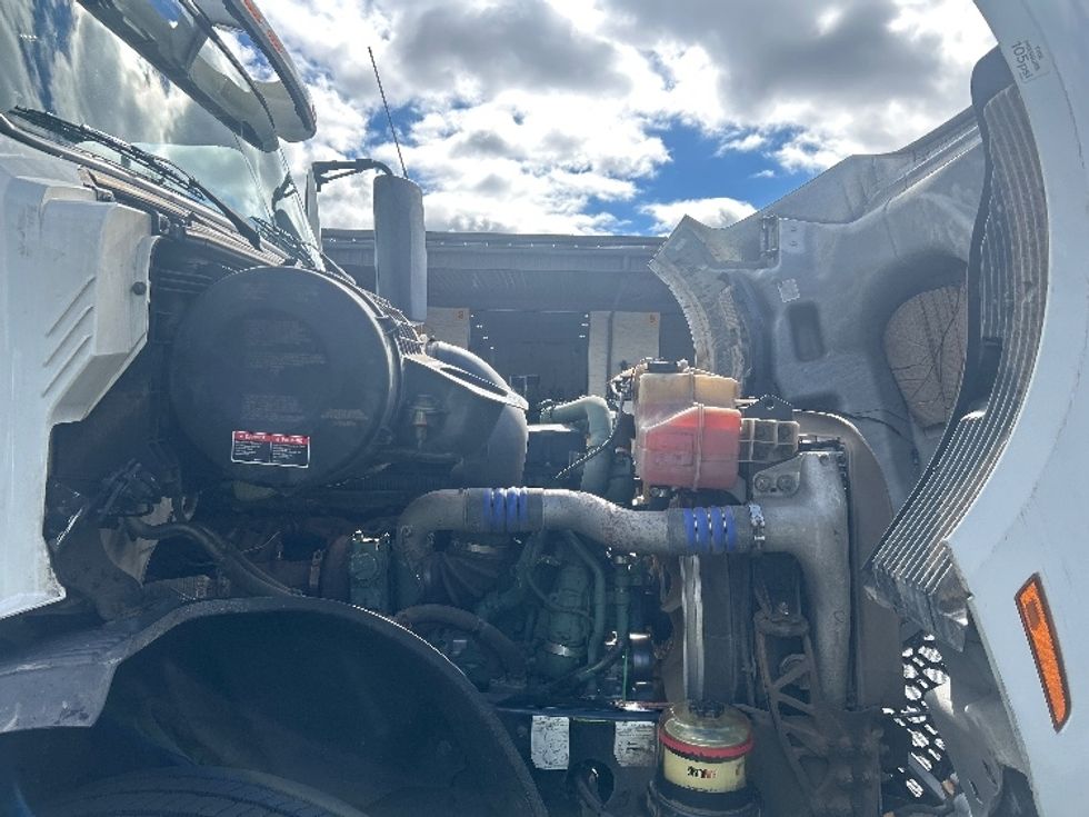 Day Cab Tractor-Heavy Duty Tractors-Volvo-2019-VNL64T300-Cranbury-NJ-269,835\n\t\tmiles-$ 49,250 - Image 14