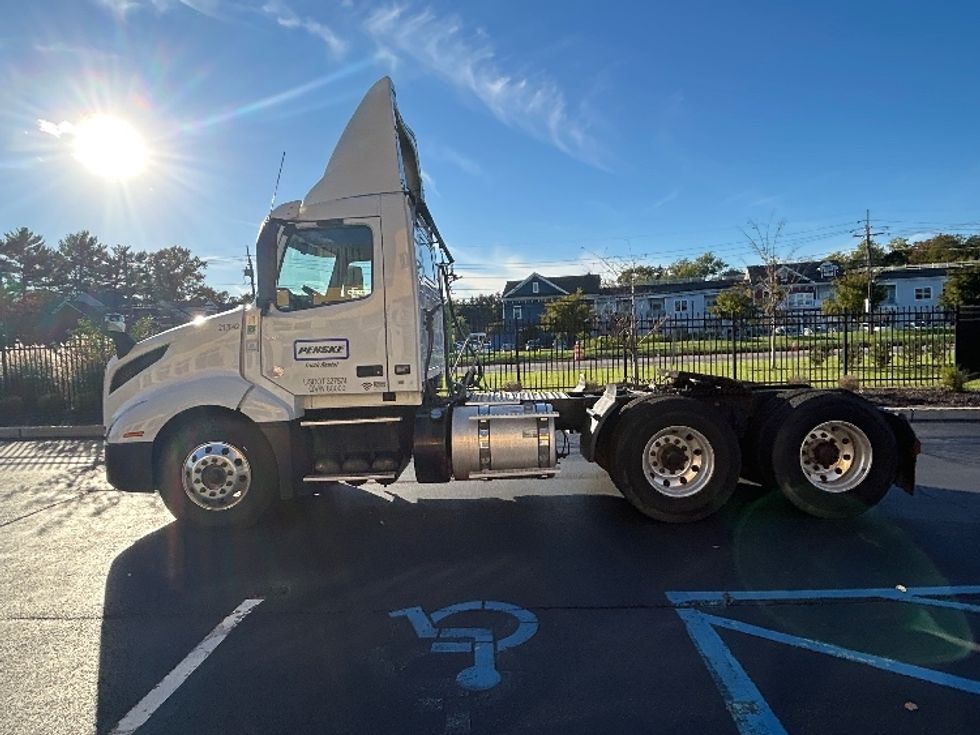 Day Cab Tractor-Heavy Duty Tractors-Volvo-2019-VNL64T300-Cranbury-NJ-269,835\n\t\tmiles-$ 49,250 - Image 4