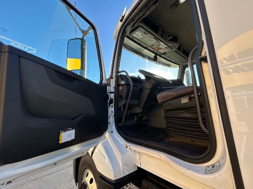 Day Cab Tractor-Heavy Duty Tractors-Volvo-2019-VNL64T300-Cranbury-NJ-269,835\n\t\tmiles-$ 49,250 - Image 9