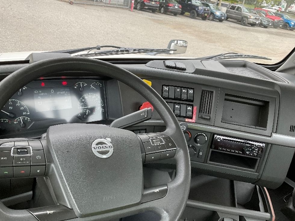 Day Cab Tractor-Heavy Duty Tractors-Volvo-2019-VNL64T300-Delta-BC-122,888\n\t\tkm-$ 79,250 - Image 10