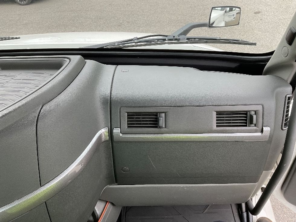 Day Cab Tractor-Heavy Duty Tractors-Volvo-2019-VNL64T300-Delta-BC-122,888\n\t\tkm-$ 79,250 - Image 13