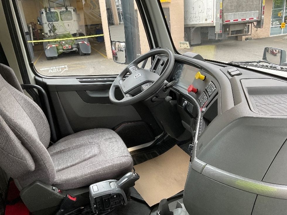 Day Cab Tractor-Heavy Duty Tractors-Volvo-2019-VNL64T300-Delta-BC-122,888\n\t\tkm-$ 79,250 - Image 14