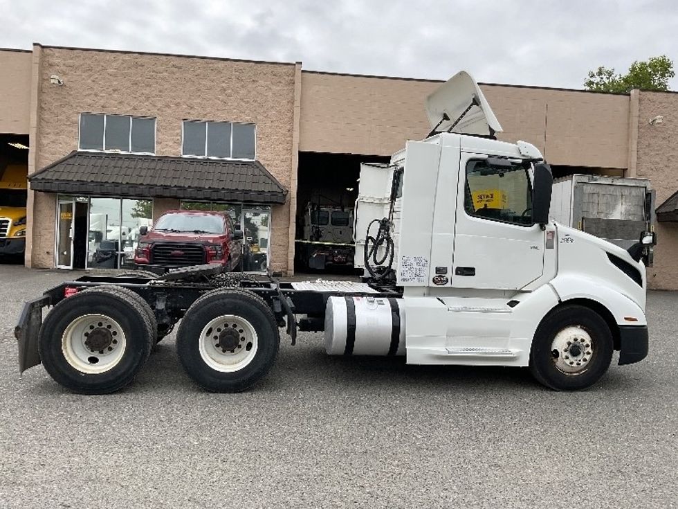 Day Cab Tractor-Heavy Duty Tractors-Volvo-2019-VNL64T300-Delta-BC-122,888\n\t\tkm-$ 79,250 - Image 8