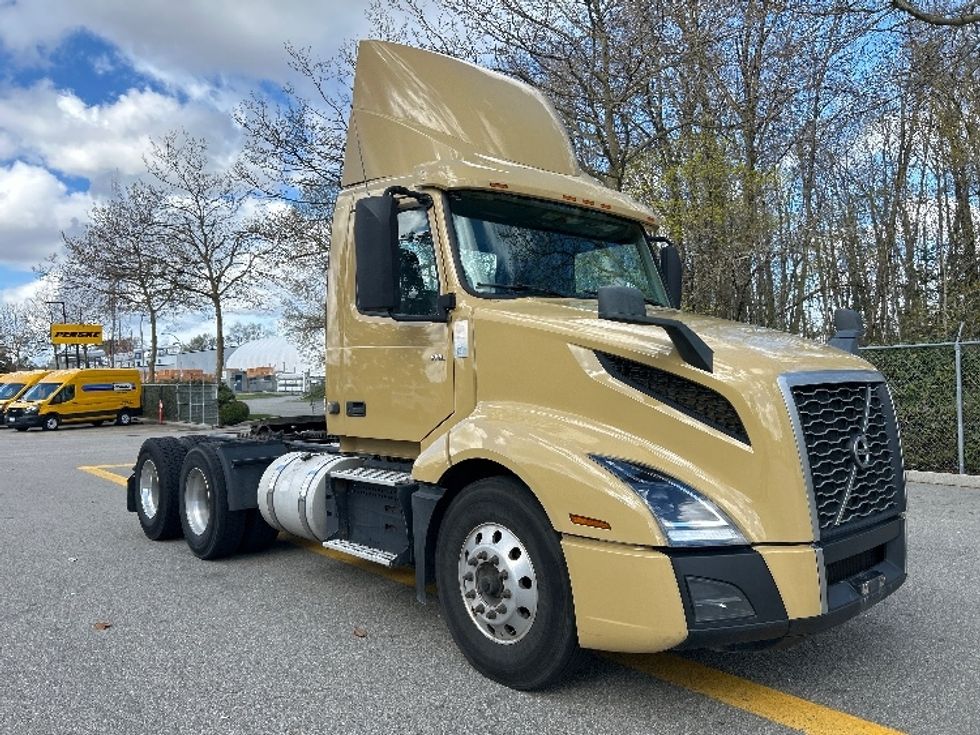 Day Cab Tractor-Heavy Duty Tractors-Volvo-2019-VNL64T300-Delta-BC-380,209\n\t\tkm-$ 65,250 - Image 1