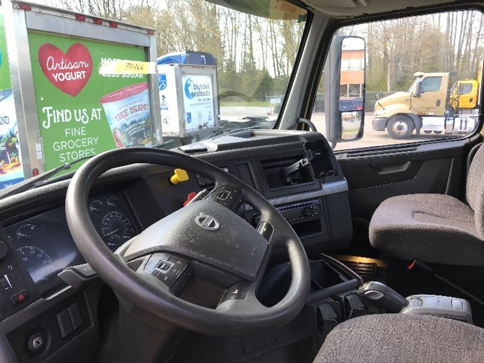 Day Cab Tractor-Heavy Duty Tractors-Volvo-2019-VNL64T300-Delta-BC-380,209\n\t\tkm-$ 65,250 - Image 10