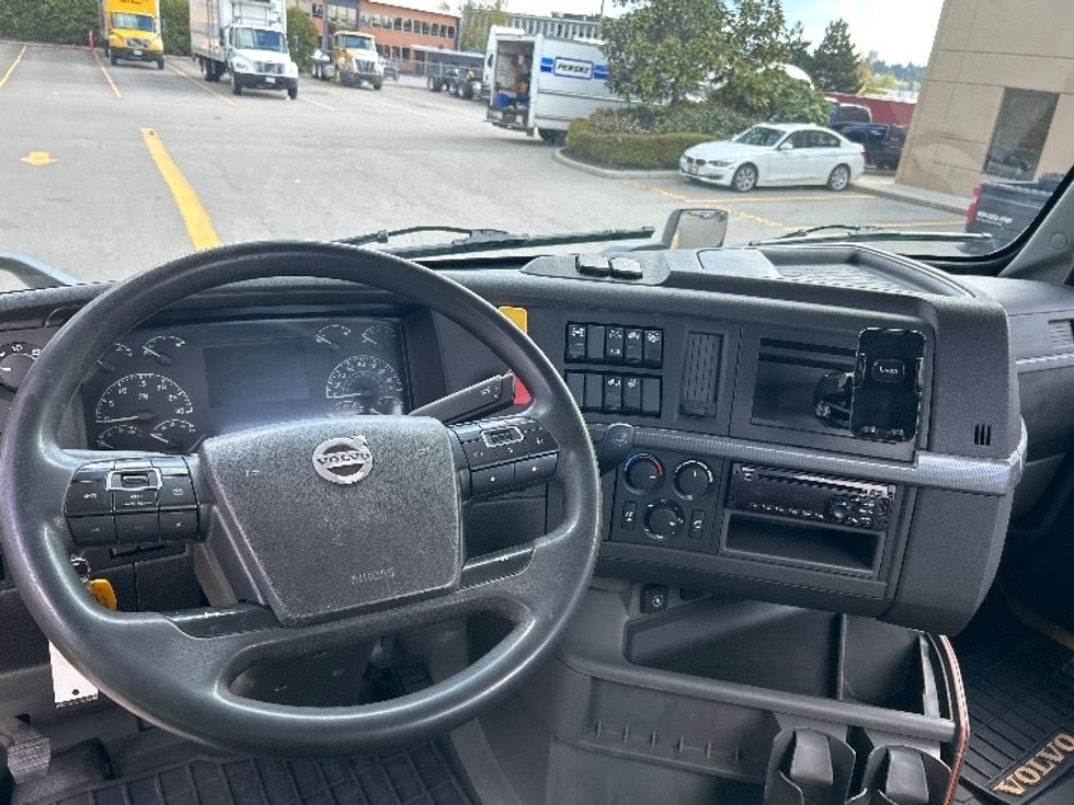 Day Cab Tractor-Heavy Duty Tractors-Volvo-2019-VNL64T300-Delta-BC-380,209\n\t\tkm-$ 65,250 - Image 11