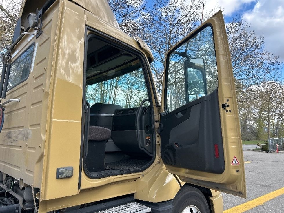 Day Cab Tractor-Heavy Duty Tractors-Volvo-2019-VNL64T300-Delta-BC-380,209\n\t\tkm-$ 65,250 - Image 12