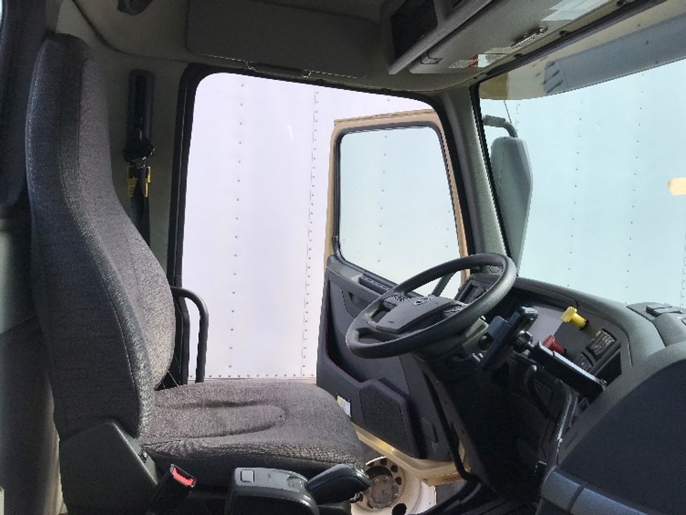 Day Cab Tractor-Heavy Duty Tractors-Volvo-2019-VNL64T300-Delta-BC-380,209\n\t\tkm-$ 65,250 - Image 14