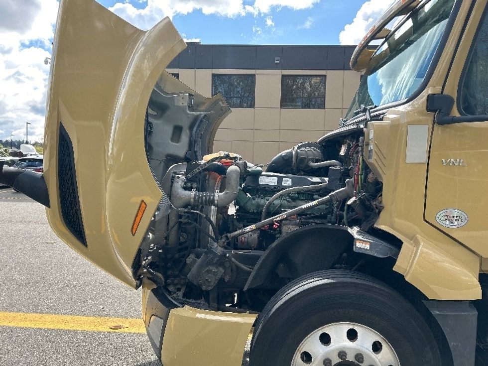 Day Cab Tractor-Heavy Duty Tractors-Volvo-2019-VNL64T300-Delta-BC-380,209\n\t\tkm-$ 65,250 - Image 16
