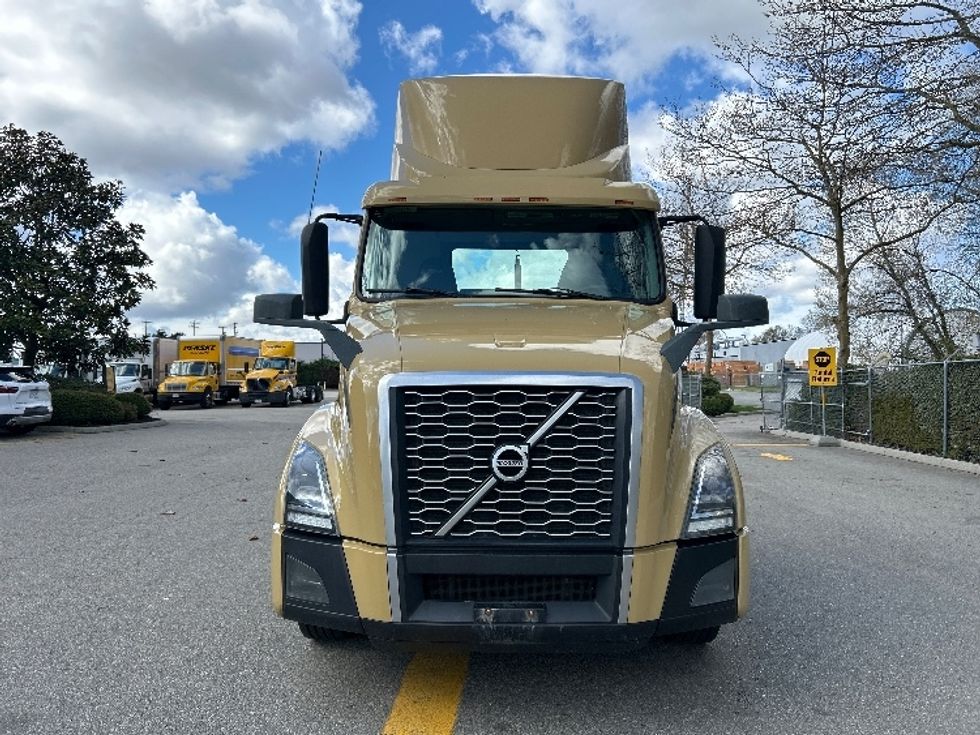 Day Cab Tractor-Heavy Duty Tractors-Volvo-2019-VNL64T300-Delta-BC-380,209\n\t\tkm-$ 65,250 - Image 2