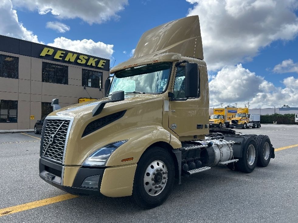 Day Cab Tractor-Heavy Duty Tractors-Volvo-2019-VNL64T300-Delta-BC-380,209\n\t\tkm-$ 65,250 - Image 3