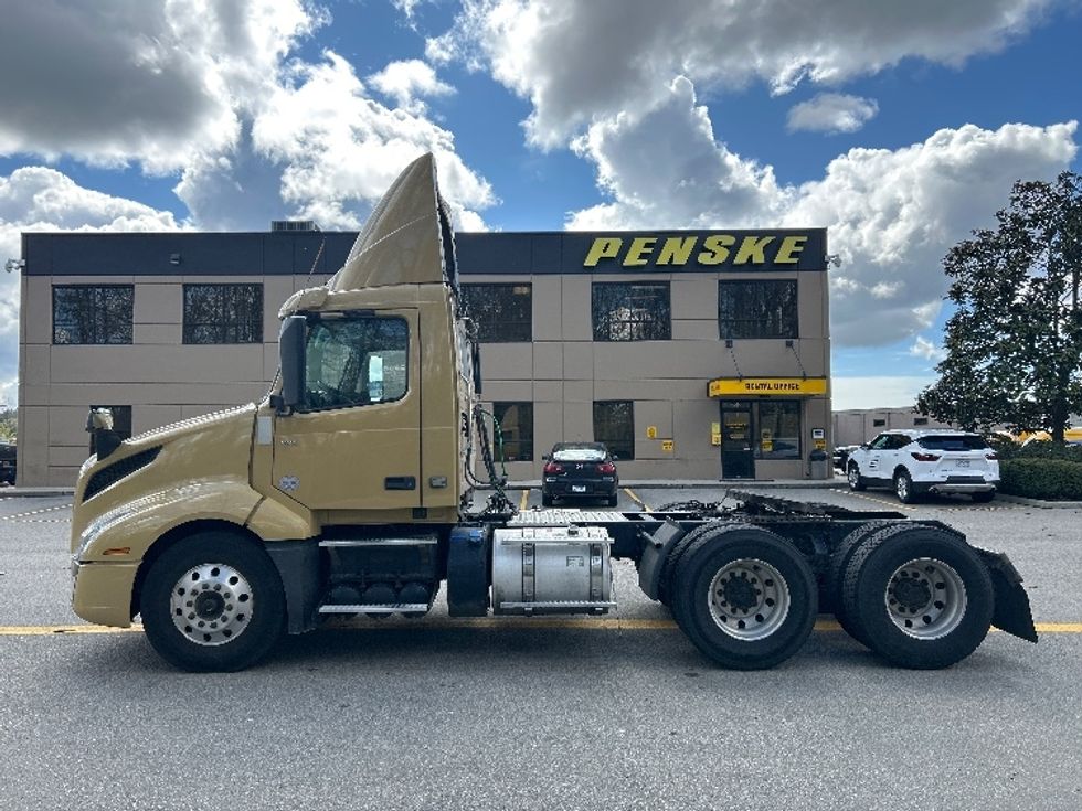 Day Cab Tractor-Heavy Duty Tractors-Volvo-2019-VNL64T300-Delta-BC-380,209\n\t\tkm-$ 65,250 - Image 4