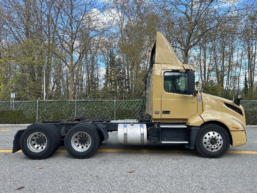 Day Cab Tractor-Heavy Duty Tractors-Volvo-2019-VNL64T300-Delta-BC-380,209\n\t\tkm-$ 65,250 - Image 8